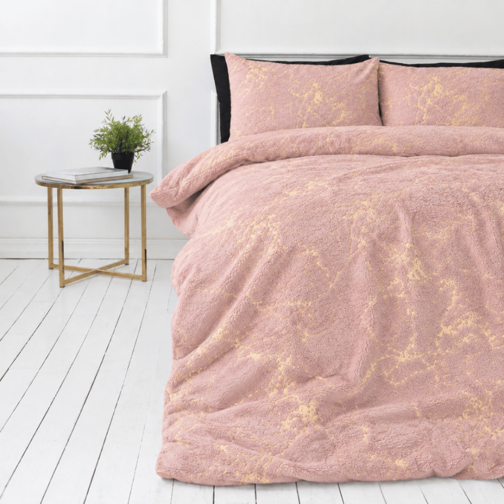 Plüüsvoodi komplekt "Minky Gilded Rose". Plüüs voodipesu, 200x220 cm. Pastelroosa voodipesu ebakorrapäraste kuldsete marmorimotiividega. Plüüsvoodi komplekt "Minky Gilded Rose". Plüüs voodipesu, 200x220 cm. Pastelroosa voodipesu ebakorrapäraste kuldsete marmorimotiividega.