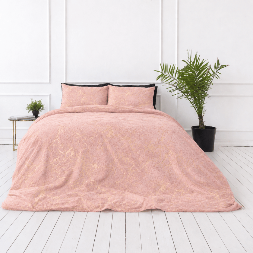 Plüüsvoodi komplekt "Minky Gilded Rose". Plüüs voodipesu, 200x220 cm. Heleroosa voodipesu efektse kuldse abstraktse marmormustriga. Plüüsvoodi komplekt "Minky Gilded Rose". Plüüs voodipesu, 200x220 cm. Heleroosa voodipesu efektse kuldse abstraktse marmormustriga.