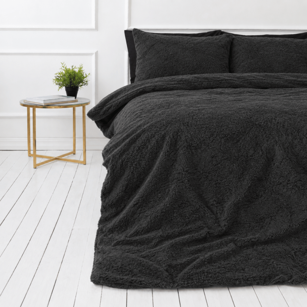 Plüüsvoodi komplekt "Minky Black". Ühevärviline voodipesu, 200x220 cm. Luksuslik must plüüsist voodipesukomplekt, mis lisab stiili.