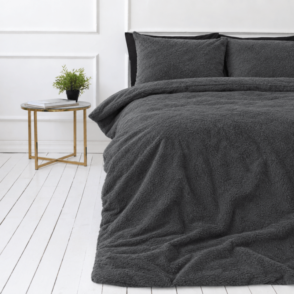 Plüüsvoodi komplekt "Minky Dark Grey". Ühevärviline voodipesu, 200x220 cm. Pehme ja soe plüüsriidest voodipesu tumedates hallides toonides. Plüüsvoodi komplekt "Minky Dark Grey". Ühevärviline voodipesu, 200x220 cm. Pehme ja soe plüüsriidest voodipesu tumedates hallides toonides.