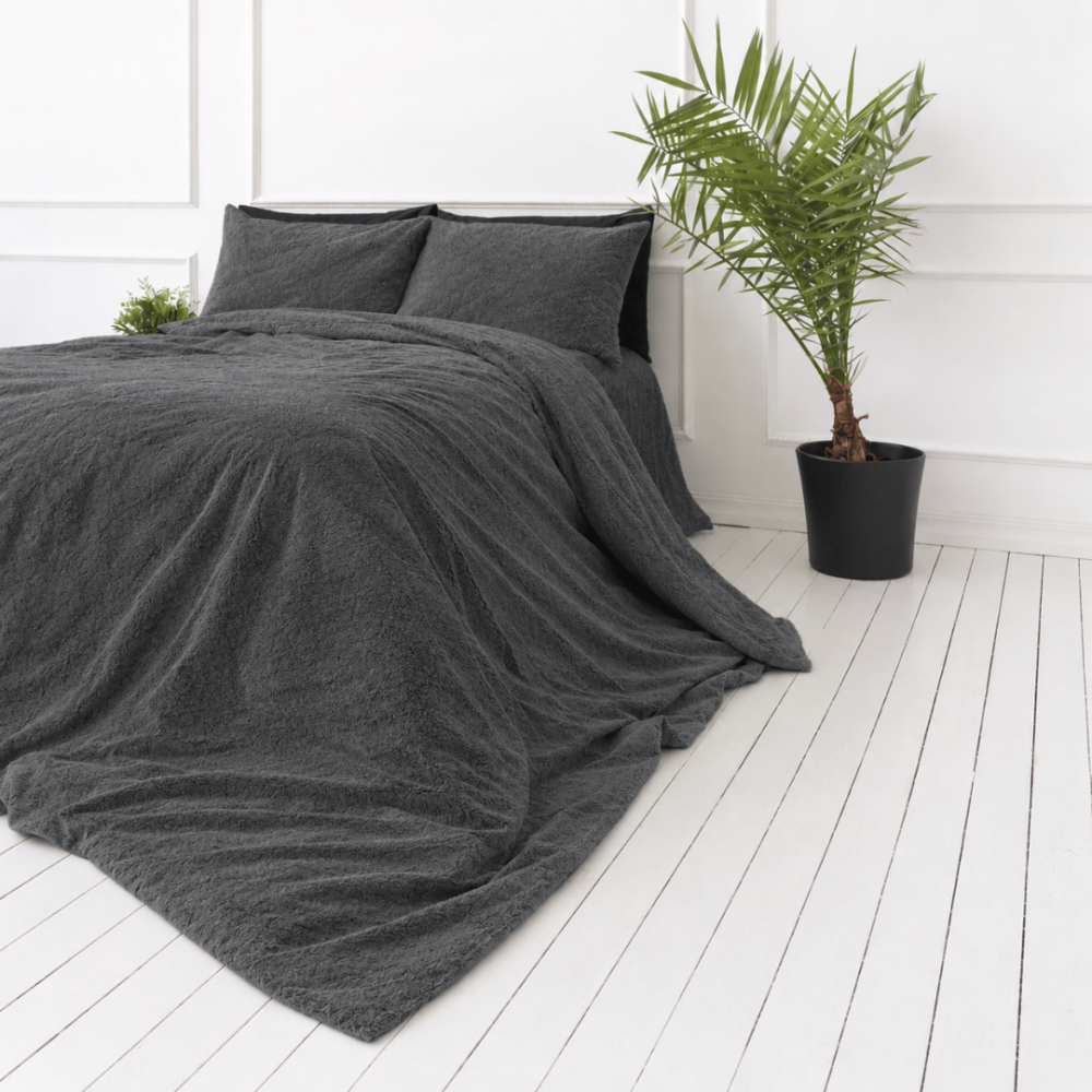 Plüüsvoodi komplekt "Minky Dark Grey". Ühevärviline voodipesu, 200x220 cm. Klassikaline tumehall plüüsist voodipesukomplekt sobib igasse interjööri. Plüüsvoodi komplekt "Minky Dark Grey". Ühevärviline voodipesu, 200x220 cm. Klassikaline tumehall plüüsist voodipesukomplekt sobib igasse interjööri.