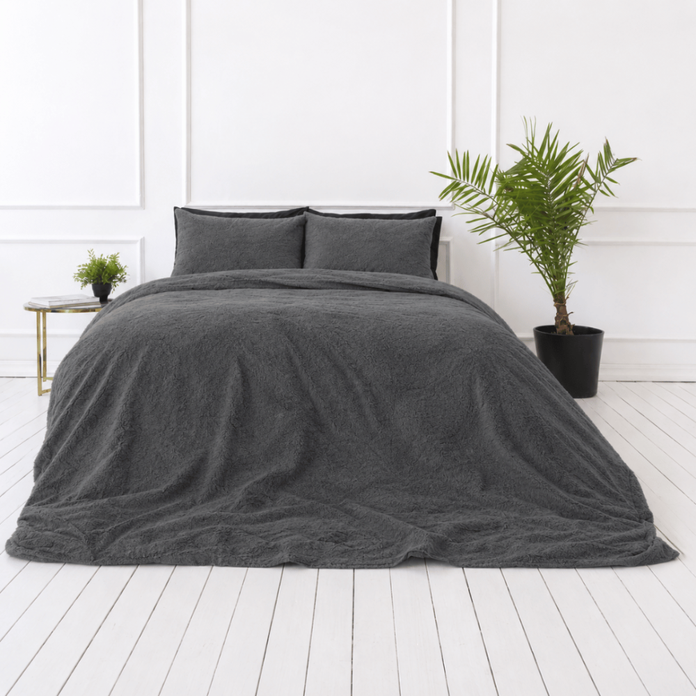 Plüüsvoodi komplekt "Minky Dark Grey". Ühevärviline voodipesu, 200x220 cm. Luksusliku välimusega tumehall plüüsist voodipesu mugavaks uneks. Plüüsvoodi komplekt "Minky Dark Grey". Ühevärviline voodipesu, 200x220 cm. Luksusliku välimusega tumehall plüüsist voodipesu mugavaks uneks.