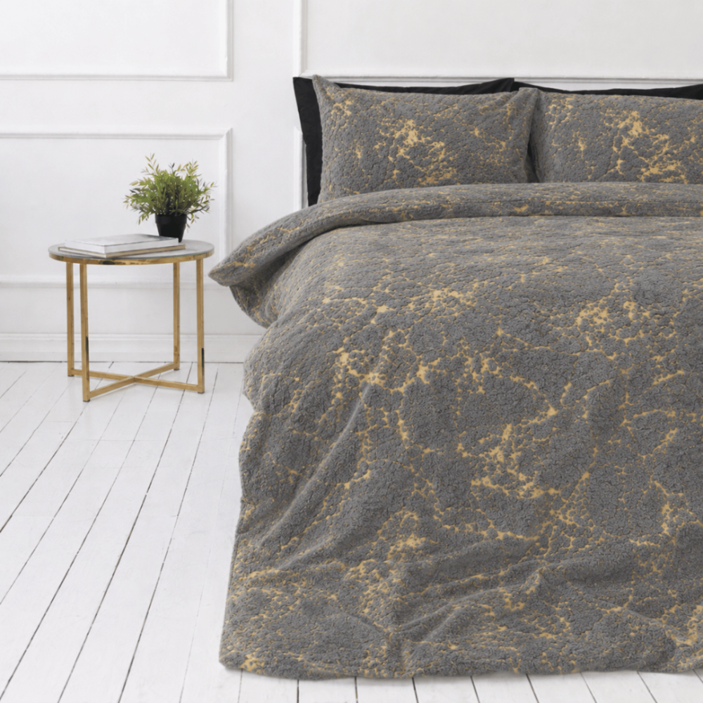 Plüüsvoodi komplekt "Minky Gilded Grey". Plüüs voodipesu, 200x220 cm. Tumehall voodipesu ebakorrapäraste kuldsete marmorit meenutavate joontega.