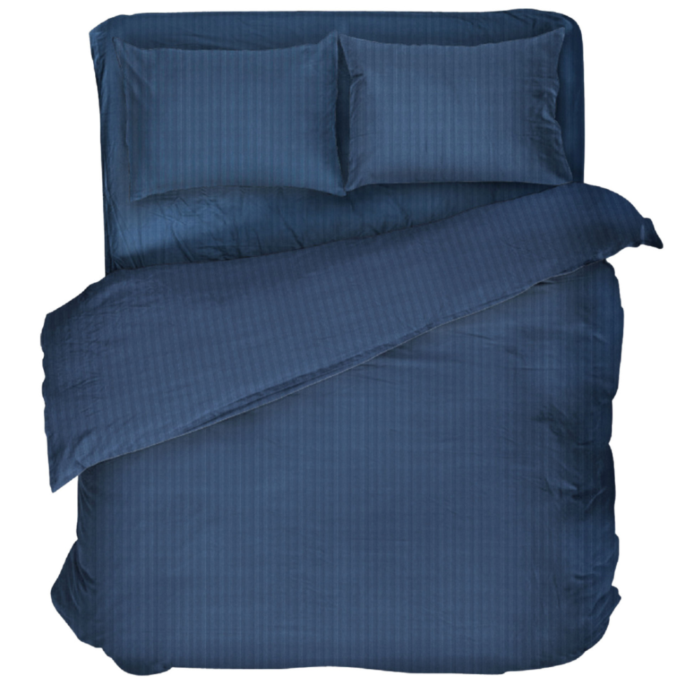 Premium satiinist voodipesu komplekt "Blue Stripe Satin“. Satiinist voodipesu, 140x200 cm, 200x200 cm. Tumesinine voodipesukomplekt peente vertikaalsete triipudega, andes magamistoale elegantsi ja rahu.