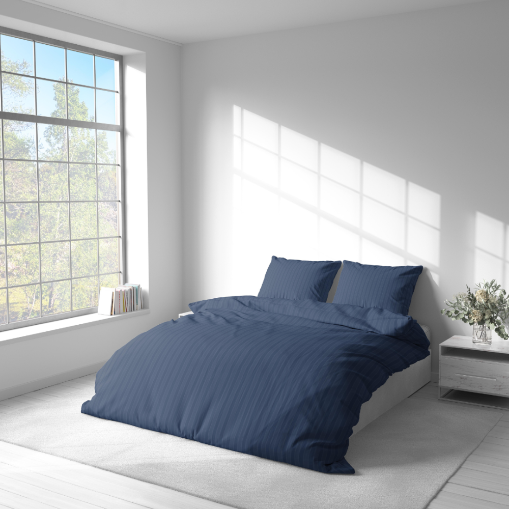 Premium satiinist voodipesu komplekt "Blue Stripe Satin“. Satiinist voodipesu, 140x200 cm, 200x200 cm. Puuvillane komplekt tumesinise tooniga kitsaste triipudega.