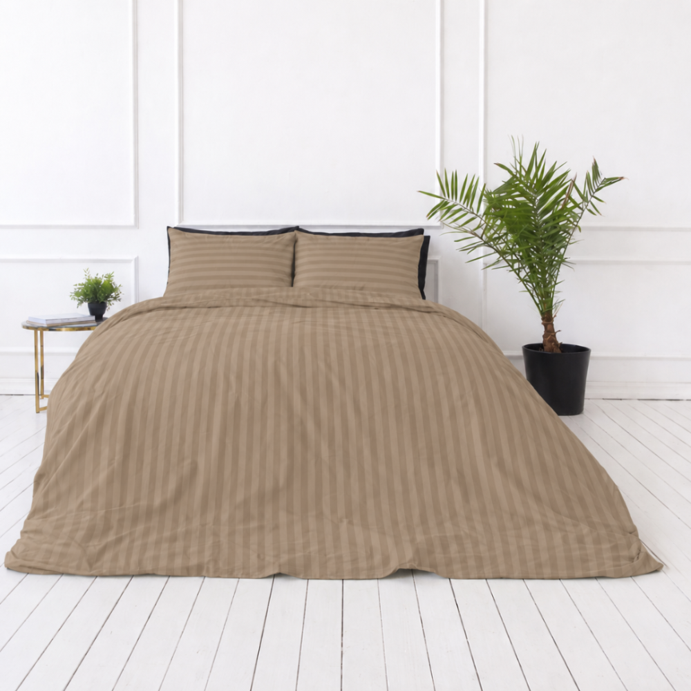 Premium satiinist voodipesu komplekt "Brandy Stripe Sateen". Voodipesu komplektid 150x200, 140x200 cm, 150x200 cm, 160x200 cm, 180x200 cm, 200x200 cm, 200x220 cm, 220x240 cm. Pruun voodipesukomplekt õrna toon-toonis triibuefektiga