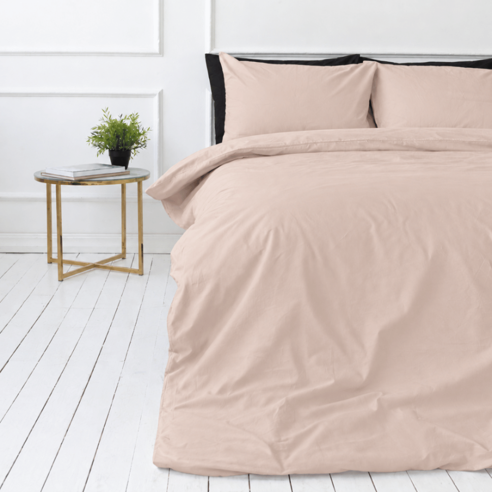 Premium satiinist voodipesu komplekt „Classic coffee sateen“. Voodipesu komplektid 150x210, 140x200 cm, 150x210 cm, 160x200 cm, 180x200 cm, 200x200 cm, 200x220 cm, 220x240 cm. Õrna beeži tooni voodipesu peene roosaka alatooniga.
