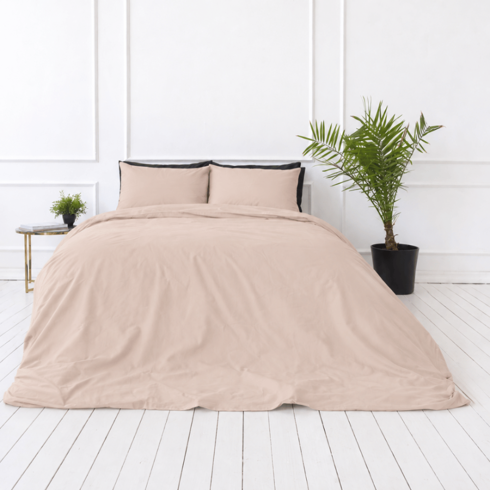 Premium satiinist voodipesu komplekt „Classic coffee sateen“. Voodipesu komplektid 150x210, 140x200 cm, 150x210 cm, 160x200 cm, 180x200 cm, 200x200 cm, 200x220 cm, 220x240 cm. Minimalistliku disainiga voodipesukomplekt soojas roosakasbeežis toonis.