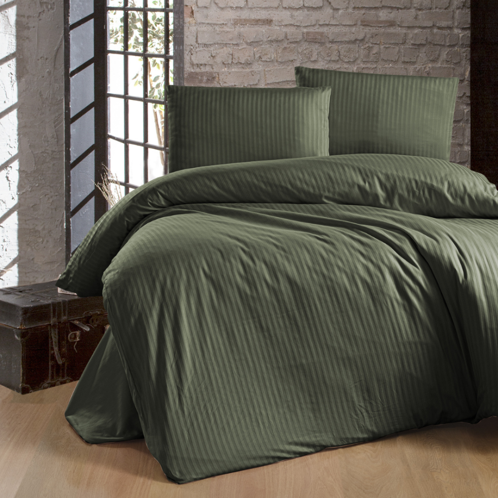 Premium satiinist voodipesu komplekt "Dark Green Stripe". Satiinist voodipesu, 140x200 cm, 200x200 cm, 200x220 cm. Tumeroheline voodipesu komplekt elegantse lineaarse mustriga, mis tagab rafineeritud välimuse.