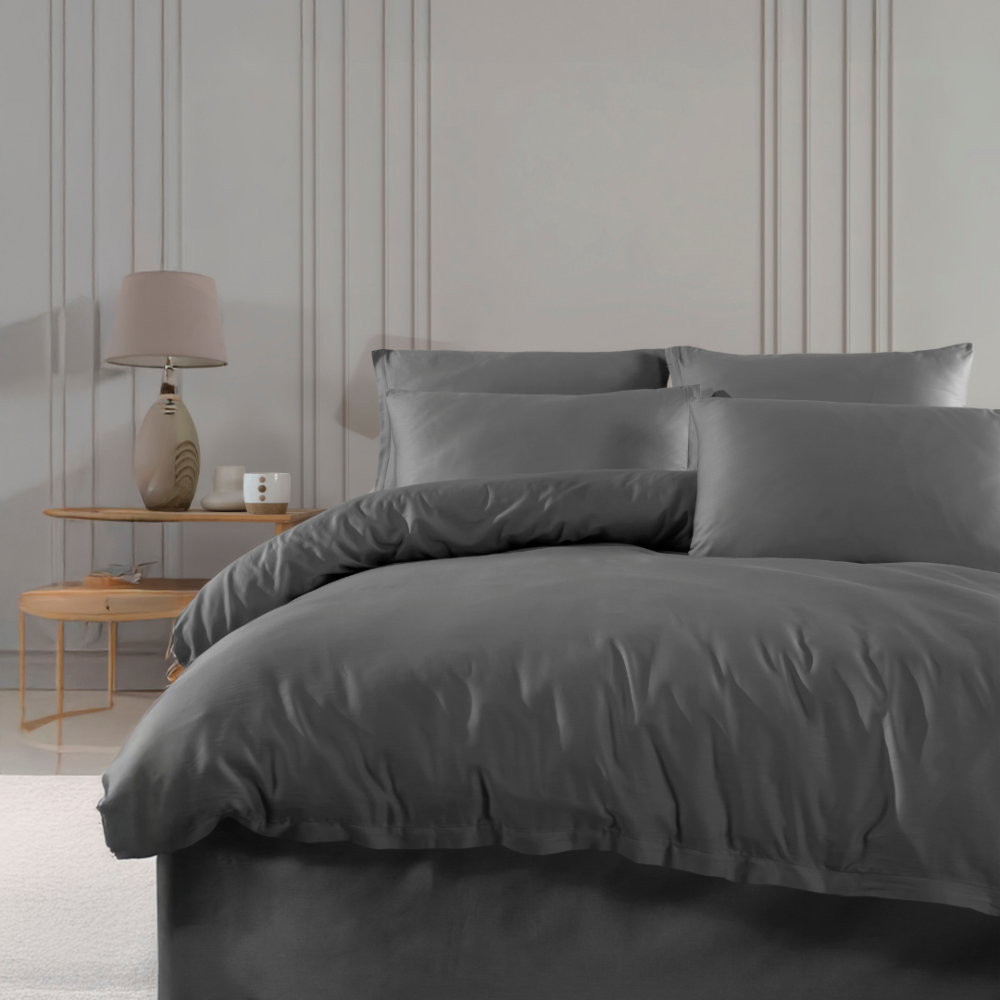Premium satiinist voodipesu komplekt "Dark Grey satin". Satiinist voodipesu, 140x200 cm, 200x200 cm, 200x220 cm. Tumehall voodipesu komplekt, mis pakub elegantset ja rahustavat disaini, mis sobib erinevate magamistoa stiilidega.