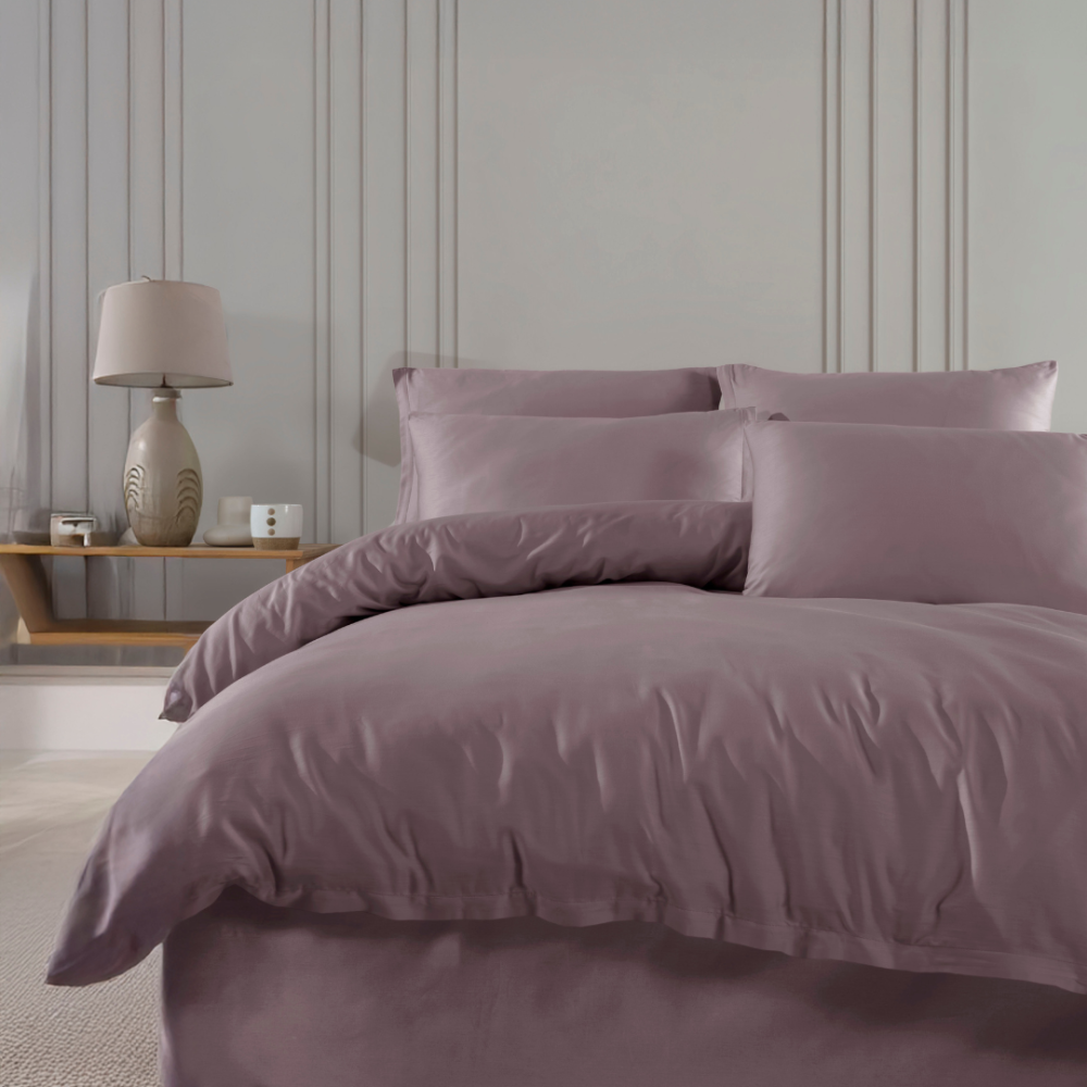 Premium satiinist voodipesu komplekt "Lilac“. Satiinist voodipesu, 140x200 cm, 200x200 cm, 200x220 cm. Rikkaliku tumelilla värviga voodipesu komplekt, mis lisab elegantsust ja soojust igale magamistoa sisustusele.