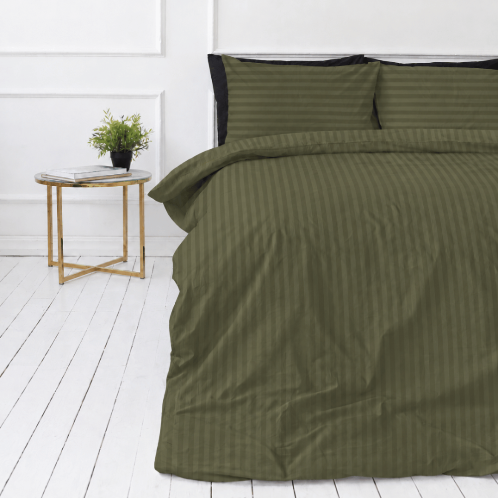 Premium satiinist voodipesu komplekt "Moss Green Stripe Sateen". Mako satiin voodipesu, 140x200 cm, 150x210 cm, 160x200 cm, 180x200 cm, 200x200 cm, 200x220 cm, 220x240 cm. Tumedam oliiviroheline triibuline voodipesukomplekt modernsesse interjööri