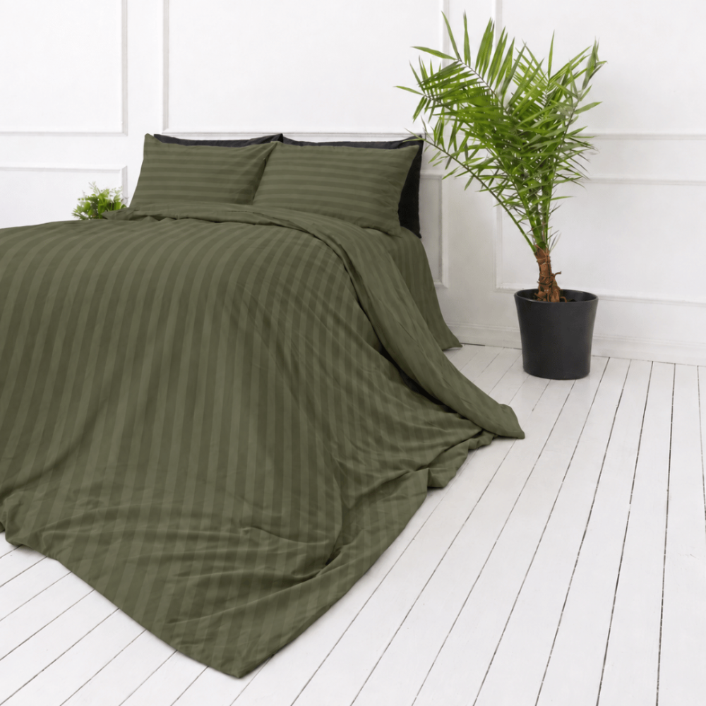 Premium satiinist voodipesu komplekt "Moss Green Stripe Sateen". Mako satiin voodipesu, 140x200 cm, 150x210 cm, 160x200 cm, 180x200 cm, 200x200 cm, 200x220 cm, 220x240 cm. Pehme tooniga oliiviroheline triibuline voodipesukomplekt