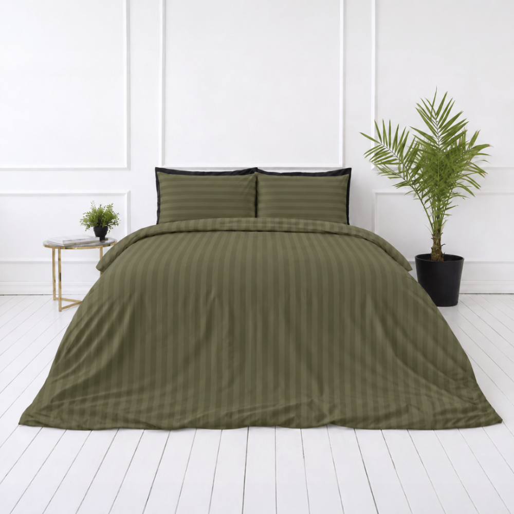 Premium satiinist voodipesu komplekt "Moss Green Stripe Sateen". Mako satiin voodipesu, 140x200 cm, 150x210 cm, 160x200 cm, 180x200 cm, 200x200 cm, 200x220 cm, 220x240 cm. Elegantne oliiviroheline triibuline voodipesukomplekt