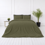 Premium satiinist voodipesu komplekt "Moss Green Stripe Sateen". Mako satiin voodipesu, 140x200 cm, 150x210 cm, 160x200 cm, 180x200 cm, 200x200 cm, 200x220 cm, 220x240 cm. Elegantne oliiviroheline triibuline voodipesukomplekt