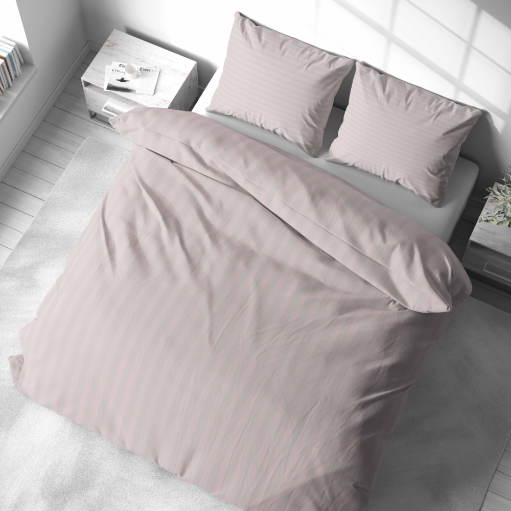 Premium satiinist voodipesu komplekt "Seashell Pink Stripe Satin". Voodipesu komplektid 150x200, 140x200 cm, 150x200 cm, 160x200 cm, 180x200 cm, 200x200 cm, 200x220 cm. Pehmes korallitoonis triibuline voodipesukomplekt voodil