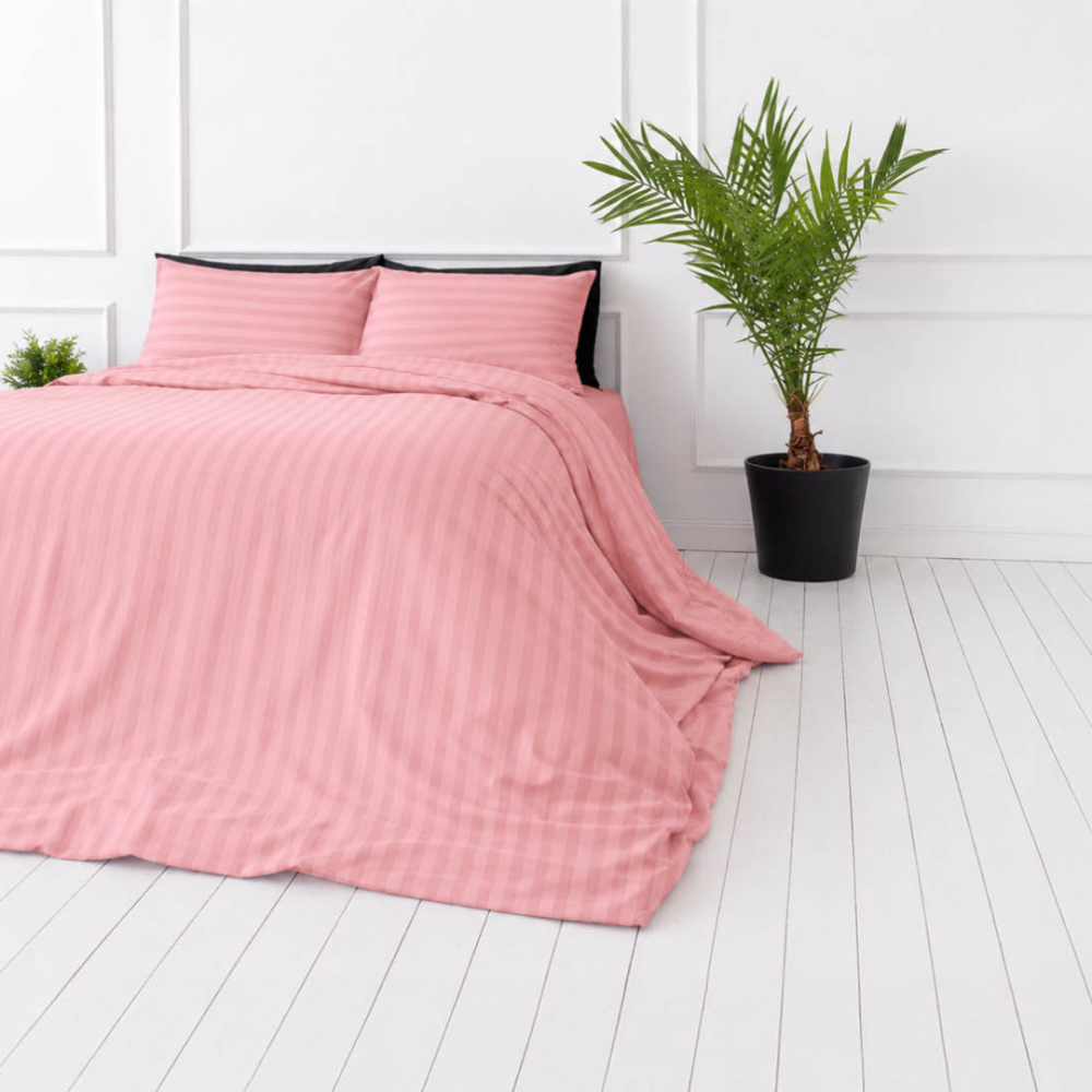 Premium satiinist voodipesu komplekt "Seashell Pink Stripe Sateen". Mako satiin voodipesu, 140x200 cm, 150x200 cm, 160x200 cm, 180x200 cm, 200x200 cm, 200x220 cm, 220x240 cm. Korallroosa toonis voodipesu peente satiinitriipudega