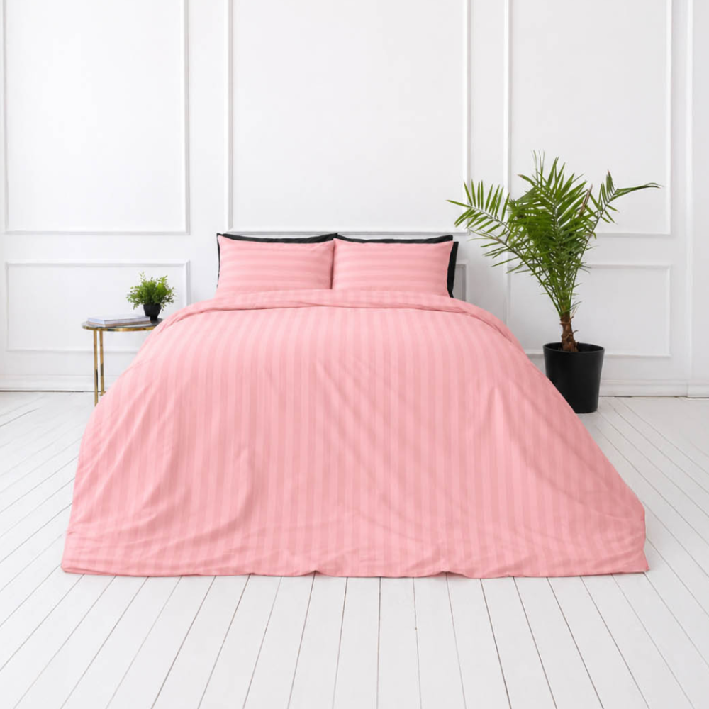 Premium satiinist voodipesu komplekt "Seashell Pink Stripe Sateen". Mako satiin voodipesu, 140x200 cm, 150x200 cm, 160x200 cm, 180x200 cm, 200x200 cm, 200x220 cm, 220x240 cm. Pehmes korallitoonis triibuline voodipesukomplekt voodil
