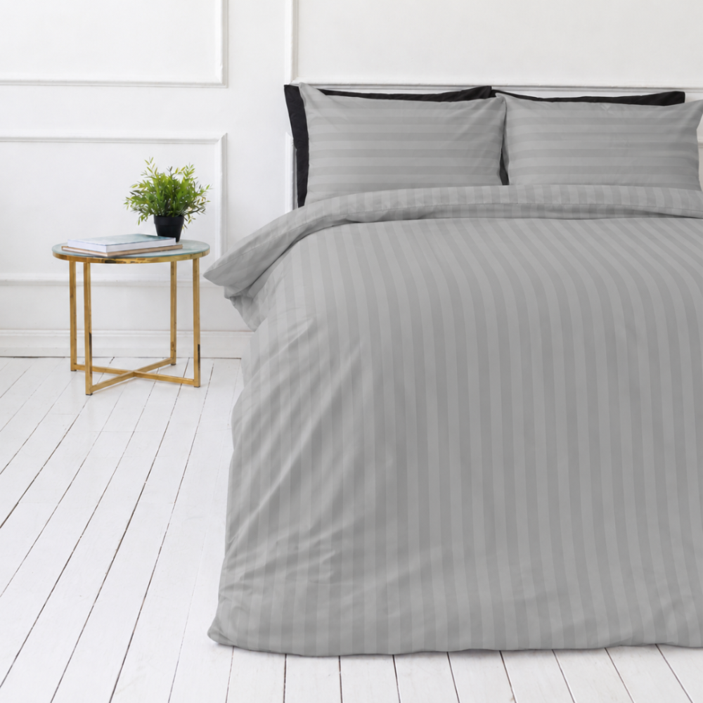 Premium satiinist voodipesu komplekt "Silver Stripe Sateen". Voodipesu komplektid 150x200, 140x200 cm, 150x200 cm, 160x200 cm, 180x200 cm, 200x200 cm, 200x220 cm, 220x240 cm. Hall triibuline voodipesukomplekt õrna satiinise efektiga
