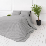 Premium satiinist voodipesu komplekt "Silver Stripe Sateen". Voodipesu komplektid 150x200, 140x200 cm, 150x200 cm, 160x200 cm, 180x200 cm, 200x200 cm, 200x220 cm, 220x240 cm. Helehall voodipesu elegantsete toon-toonis triipudega