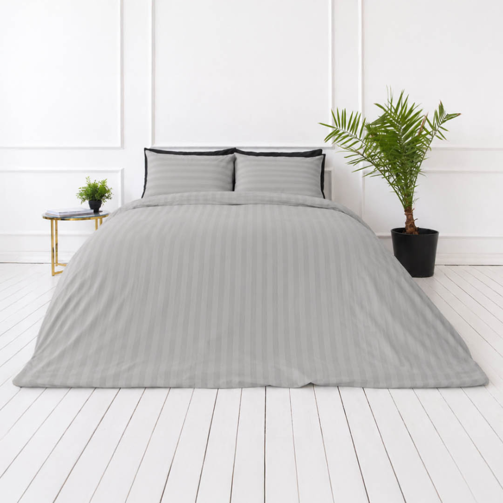 Premium satiinist voodipesu komplekt "Silver Stripe Sateen". Voodipesu komplektid 150x200, 140x200 cm, 150x200 cm, 160x200 cm, 180x200 cm, 200x200 cm, 200x220 cm, 220x240 cm. Helehalli tooniga voodipesukomplekt peente triipudega
