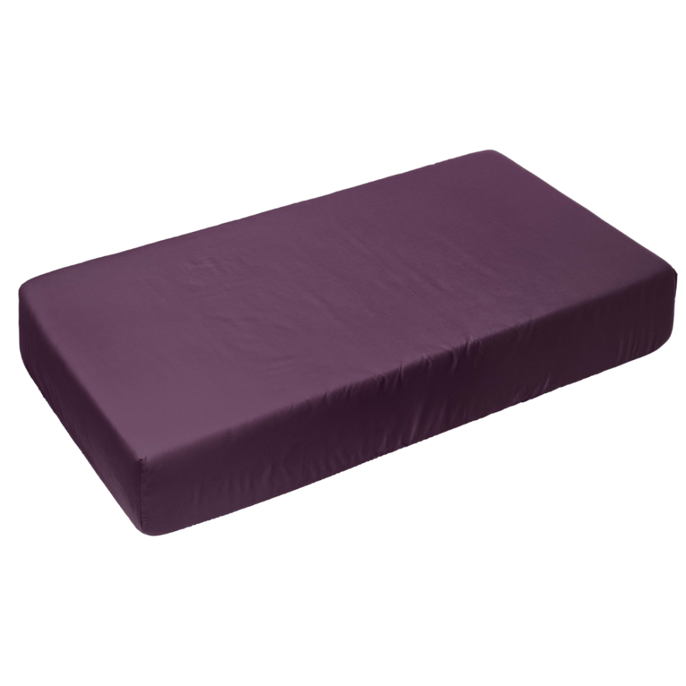 Satiinist voodilina „Plum glow“. Voodilina, 150x220 cm, 200x220 cm, 220x260 cm. Ploomivärvi lina, mis lisab sinu magamistoa kujundusele julge ja luksusliku aktsendi.