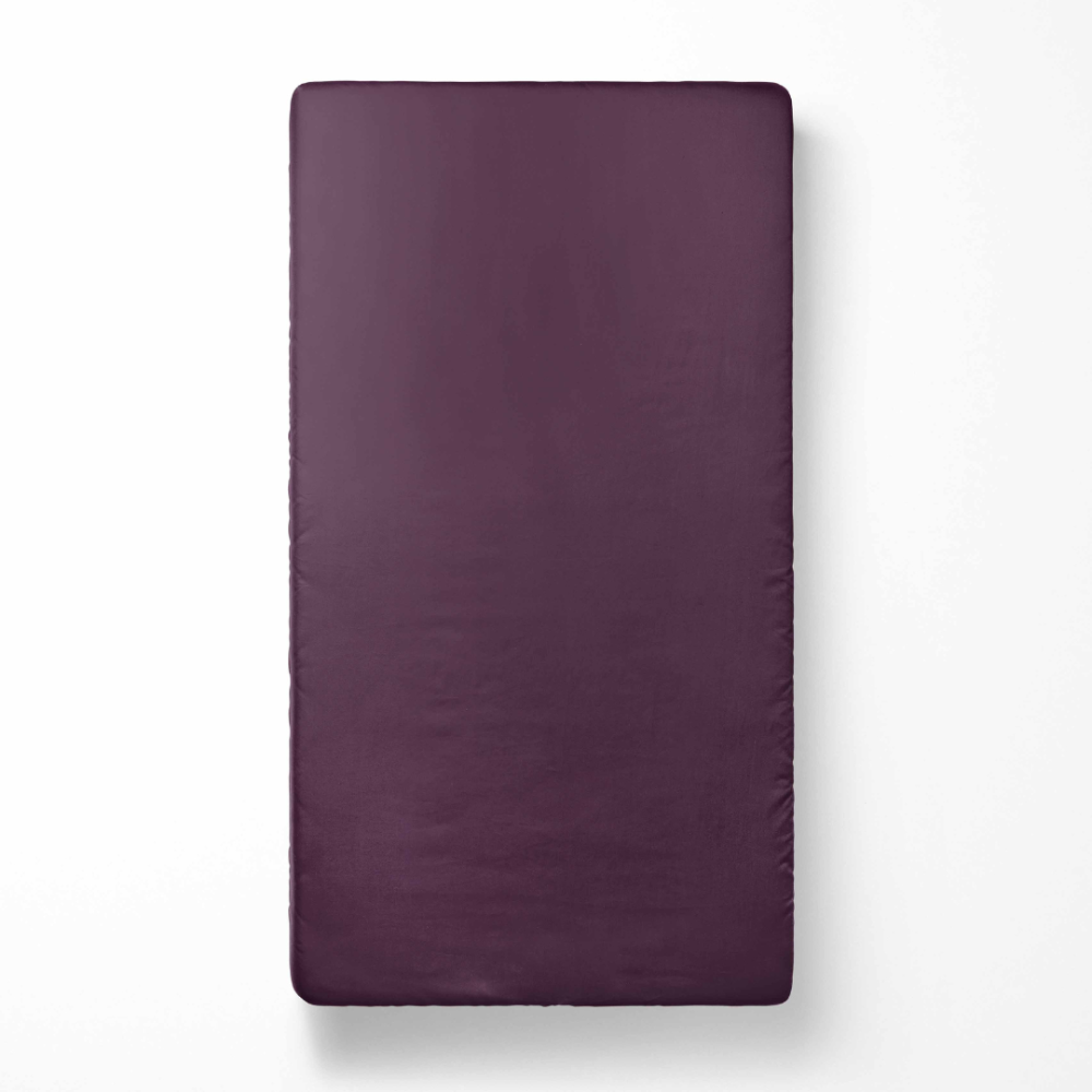 Satiinist voodilina „Plum glow“. Voodilina, 150x220 cm, 200x220 cm, 220x260 cm. Rikkalik ploomivärvi lina, pehme ja sile mugavaks ööuneks.