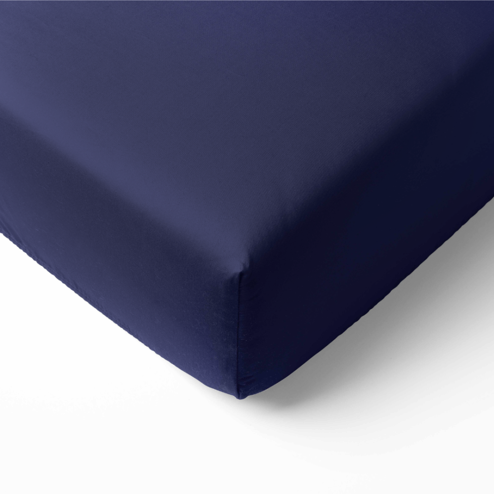 Satiinist kummiga voodilina „Blue glow“. Kummiga voodilinad, 90x200 cm, 140x200 cm, 160x200 cm, 180x200 cm. Elegantne tumehalli lina, ideaalne rahuliku ja stiilse magamiskeskkonna loomiseks.