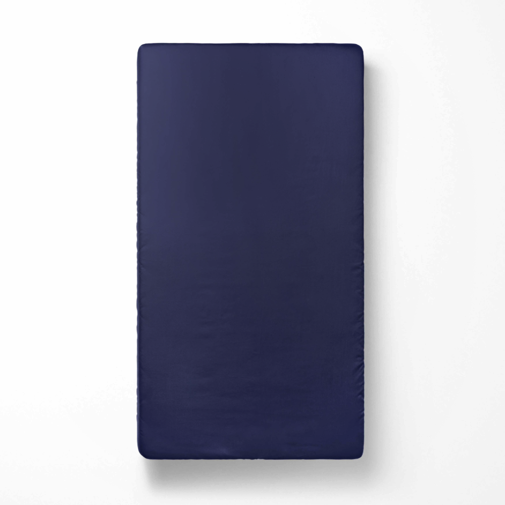 Satiinist kummiga voodilina „Blue glow“. Kummiga voodilinad, 90x200 cm, 140x200 cm, 160x200 cm, 180x200 cm. Luksuslik tumehalli lina, pakkudes rikkalikku värvi ja pehmet, siledat tekstuuri.