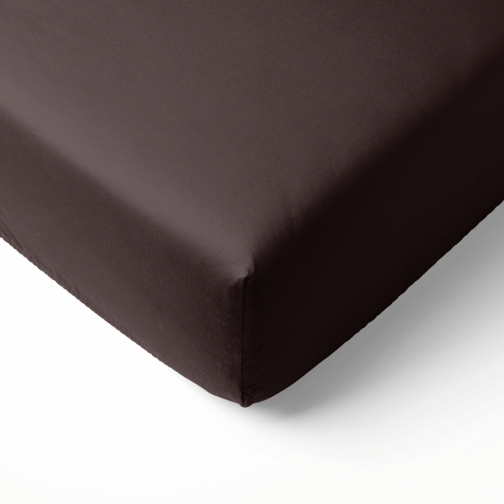 Satiinist kummiga voodilina „Brown Sateen“. Kummiga voodilina 160x200, 90x200 cm, 140x200 cm, 160x200 cm, 180x200 cm. Sügavat šokolaadipruuni värvi kummiga voodilina.