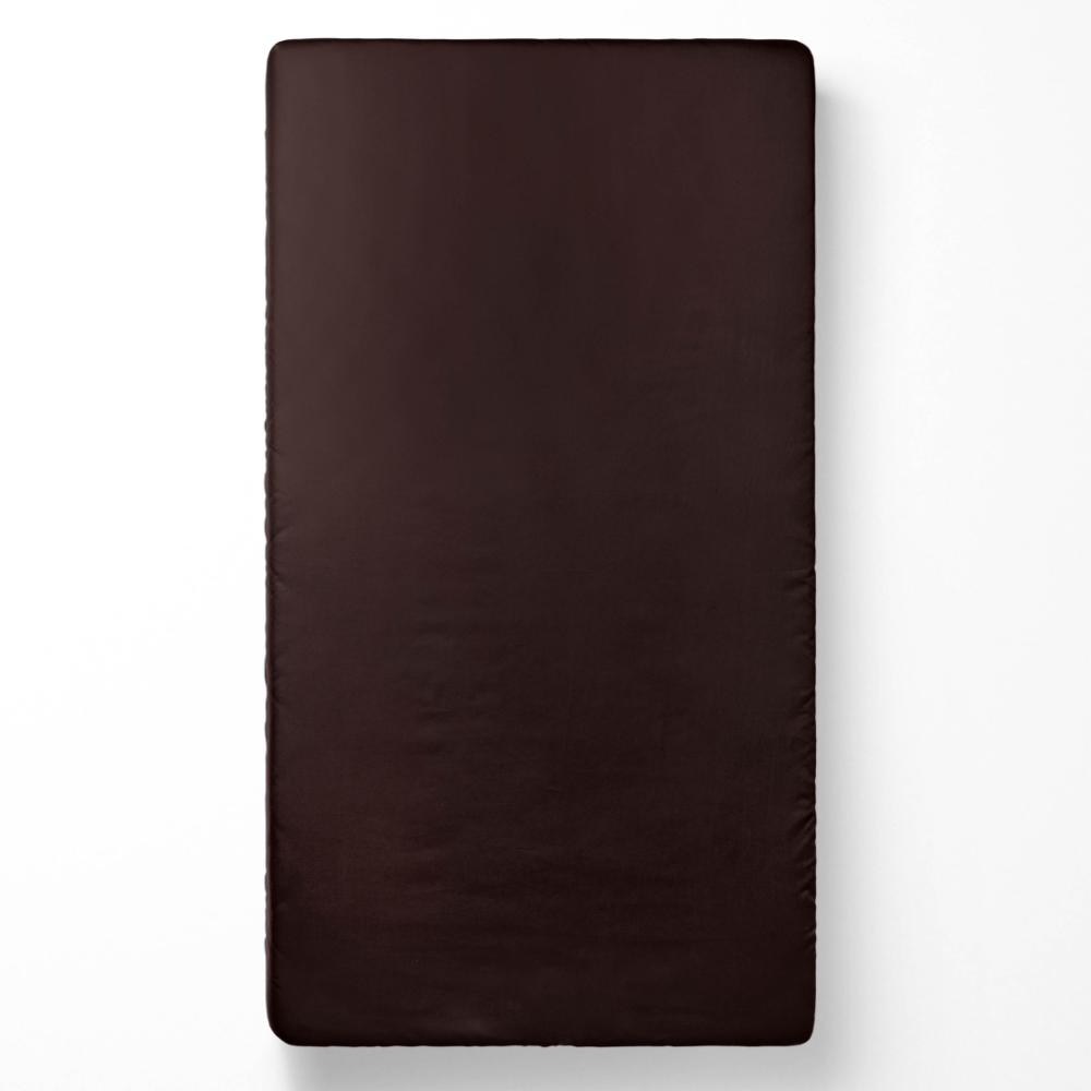 Satiinist kummiga voodilina „Chesnut glow“. Kummiga voodilina 90x200, 90x200 cm, 120x200 cm, 140x200 cm, 160x200 cm, 180x200 cm. See tumepunane kummiga voodilina loob teie magamistoas sooja ja hubase õhkkonna