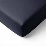 Satiinist kummiga voodilina „Dark Grey Sateen“. Kummiga voodilina 160x200, 90x200 cm, 140x200 cm, 160x200 cm, 180x200 cm. Grafiithall kummiga voodilina õrna sinaka alatooniga.