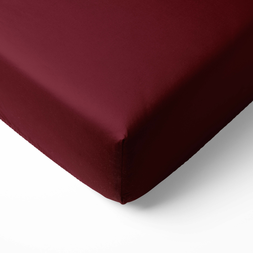 Satiinist kummiga voodilina „Maroon“. Kummiga voodilina 90x200, 90x200 cm, 140x200 cm, 160x200 cm, 180x200 cm. See tumepunane voodipesu komplekt koos kummiga sobib ideaalselt igasse interjööri, andes magamistoale soojust ja luksuse tunde.