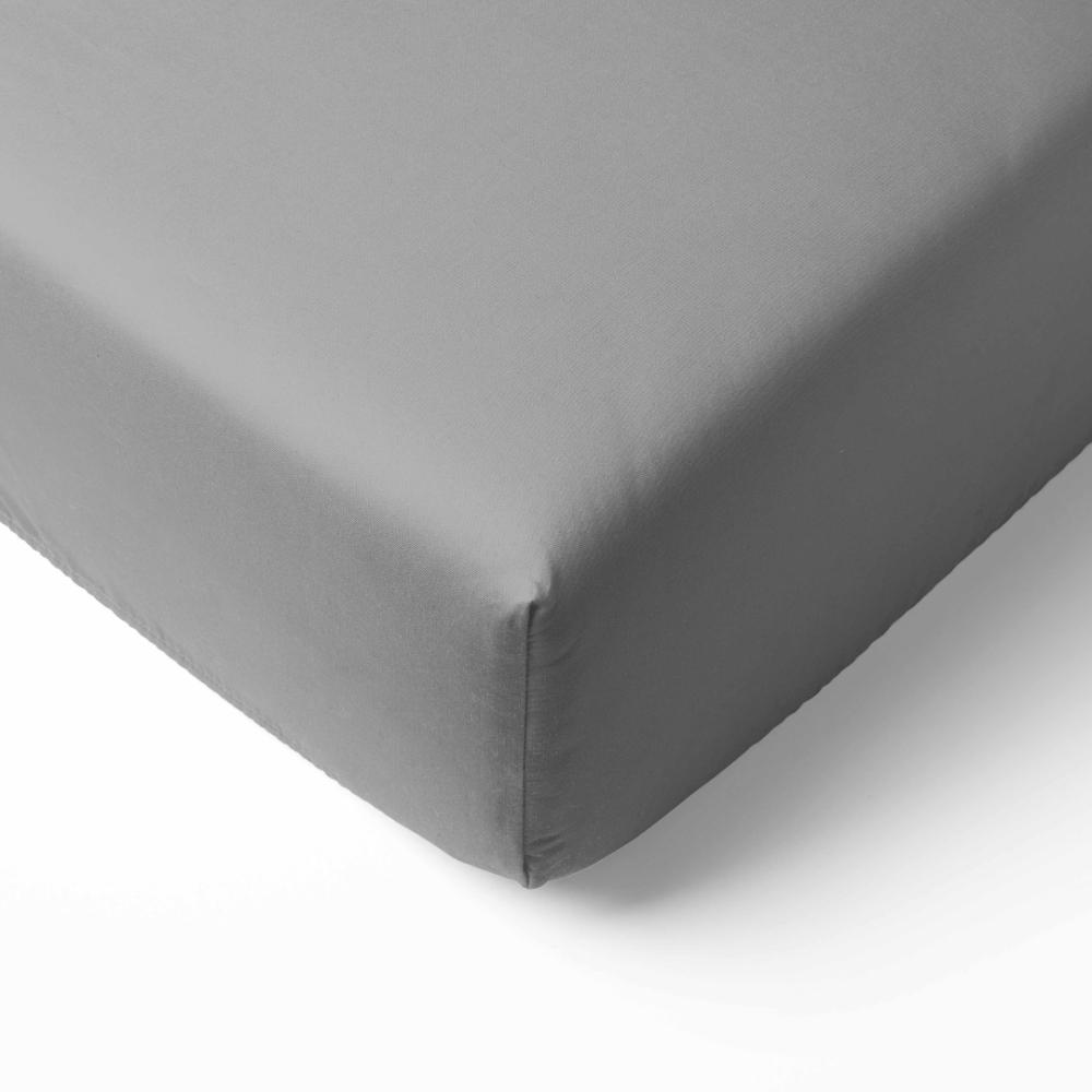 Satiinist kummiga voodilina „Silver glow“. Kummiga voodilina 90x200, 90x200 cm, 140x200 cm, 160x200 cm, 180x200 cm. Sädelev hõbedane lina, ideaalne kaasaegse ja stiilse magamistoa välimuse saavutamiseks.