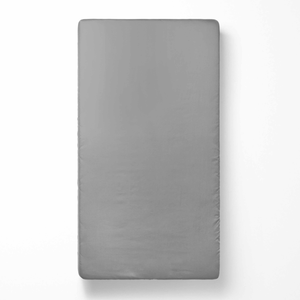 Satiinist kummiga voodilina „Silver glow“. Kummiga voodilina 90x200, 90x200 cm, 140x200 cm, 160x200 cm, 180x200 cm. Luksuslik hõbedane lina, lisades elegantsi ja rafineerituse puudutust.