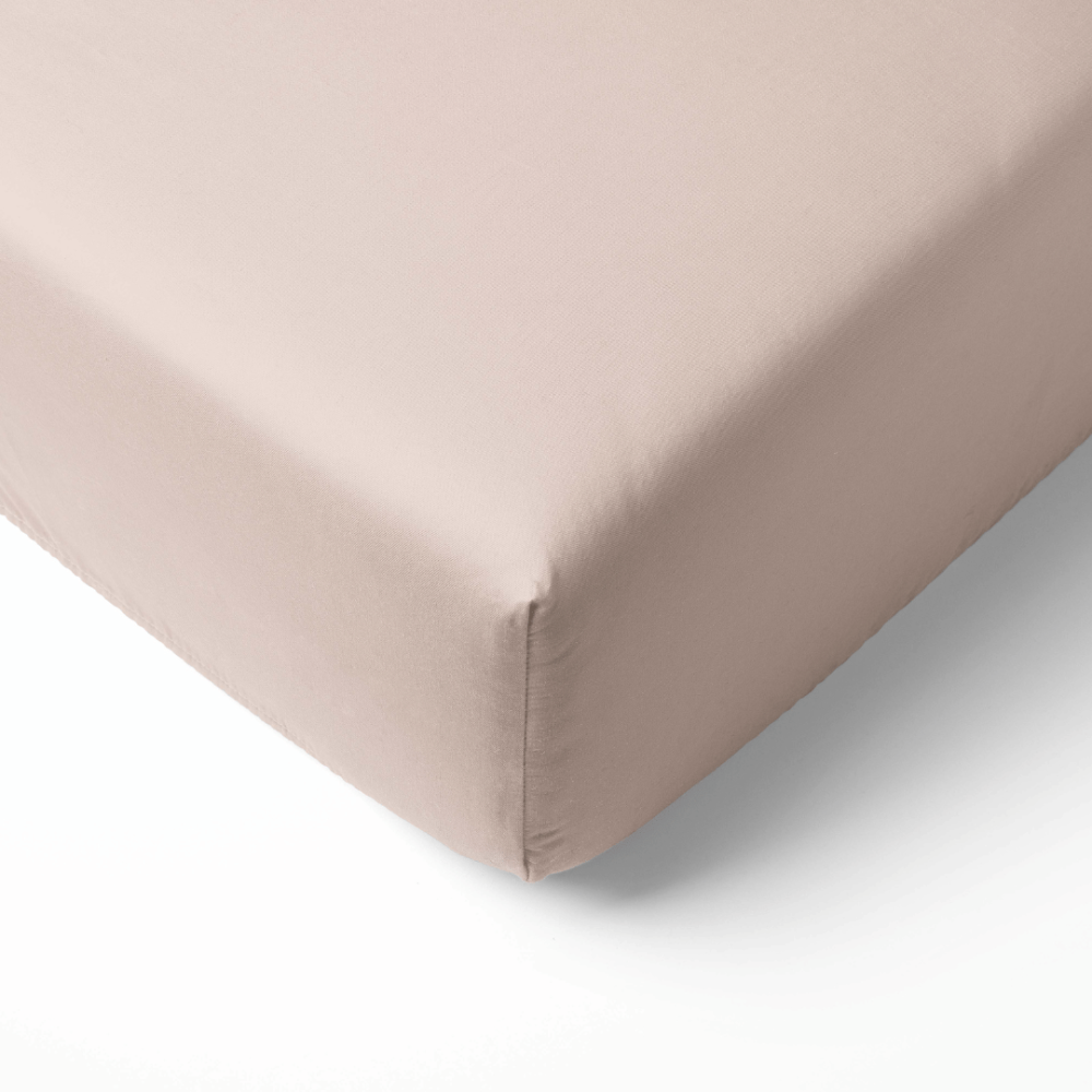 Voodilina „Classic Coffee Sateen“, 150x220 cm, 200x220 cm, 220x240 cm. Beež kummita voodilina õrna roosaka alatooniga.