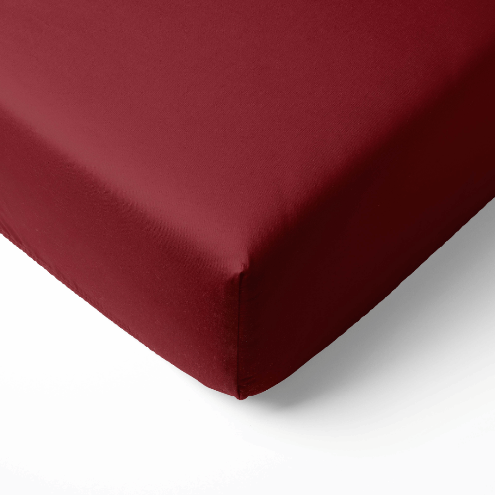 Voodilina „Sun-dried Tomato Sateen“, 150x220 cm, 200x220 cm, 220x240 cm. Tumepunane kummita voodilina bordoopunase alatooniga. Voodilina „Sun-dried Tomato Sateen“, 150x220 cm, 200x220 cm, 220x240 cm. Tumepunane kummita voodilina bordoopunase alatooniga.