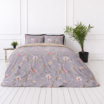 Satiinist voodipesukomplektid "Daphne". Mustriline voodipesu, 140x200 cm, 200x200 cm, 200x220 cm. Lilleline puuvillasatiinist voodipesukomplekt hallikaslillal taustal Satiinist voodipesukomplektid "Daphne". Mustriline voodipesu, 140x200 cm, 200x200 cm, 200x220 cm. Lilleline puuvillasatiinist voodipesukomplekt hallikaslillal taustal