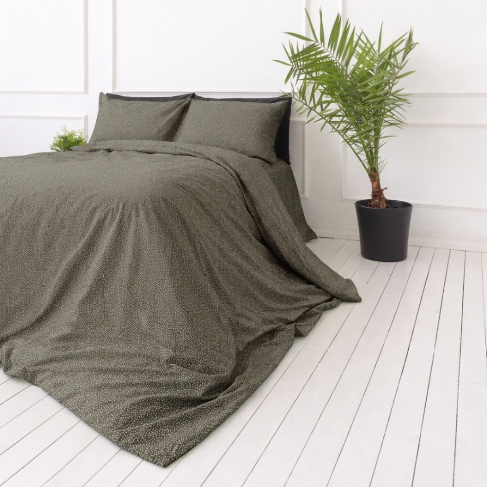 Satiinist voodipesu komplekt "Frisson". Mustriline voodipesu, 140x200 cm, 150x200 cm, 160x200 cm, 180x200 cm, 200x200 cm, 200x220 cm. Elegantne pruun voodipesukomplekt väga peene valgete lillede disainiga.