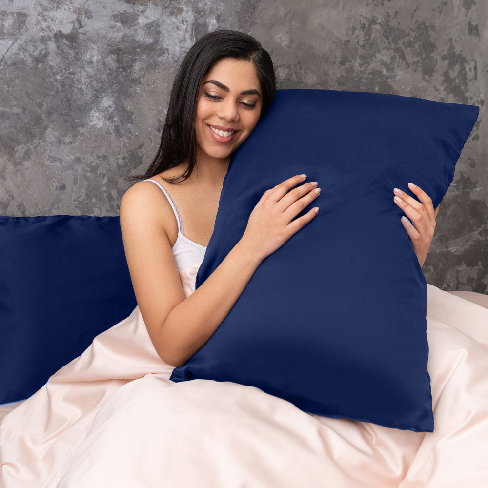 Siidist padjapüür "Indigo". Siidist padjapüürid. Luksuslik tumesinine siidist padjapüür, mis pakub pehmet ja elegantset tunnet puhkavate ja stiilsete ööde jaoks.