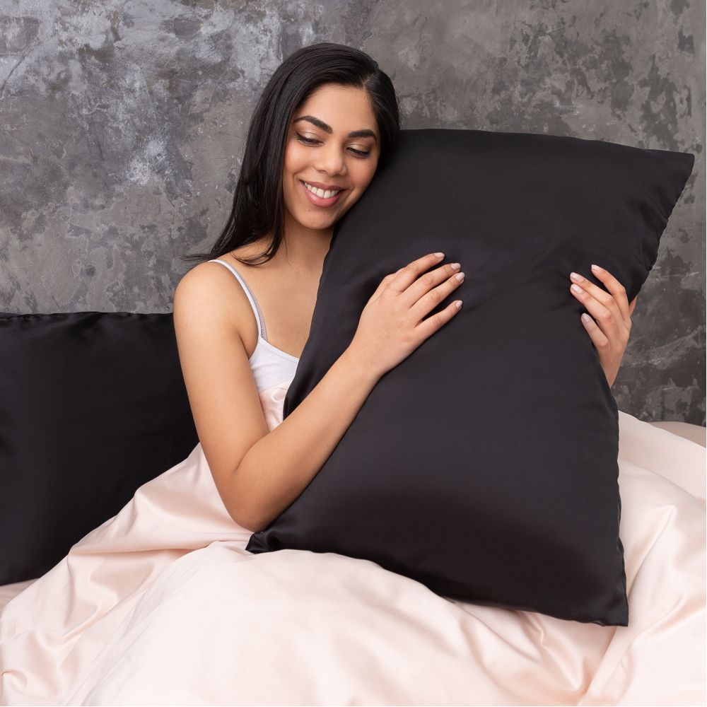 Siidist padjapüür "Obsidian Silk". Siidist padjapüürid. Kõrge kvaliteediga must siidist padjapüür, mis tagab erilise mugavuse ja meeldiva puudutuse.