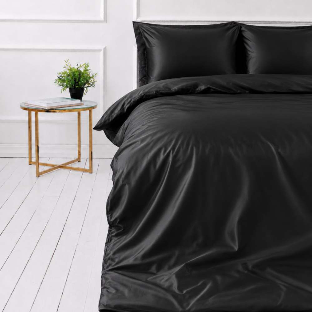 Siidist voodipesu komplekt "Onyx Silk". Ühevärviline voodipesu, 200x220 cm. Luksuslik must siidist voodipesukomplekt sügava läike ja pehmete voltidega. Siidist voodipesu komplekt "Onyx Silk". Ühevärviline voodipesu, 200x220 cm. Luksuslik must siidist voodipesukomplekt sügava läike ja pehmete voltidega.