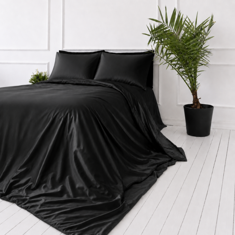 Siidist voodipesu komplekt "Onyx Silk". Ühevärviline voodipesu, 200x220 cm. Minimalistlik must satiinist voodipesukomplekt, mis kiirgab luksust ja õrna siiditekstuuri. Siidist voodipesu komplekt "Onyx Silk". Ühevärviline voodipesu, 200x220 cm. Minimalistlik must satiinist voodipesukomplekt, mis kiirgab luksust ja õrna siiditekstuuri.