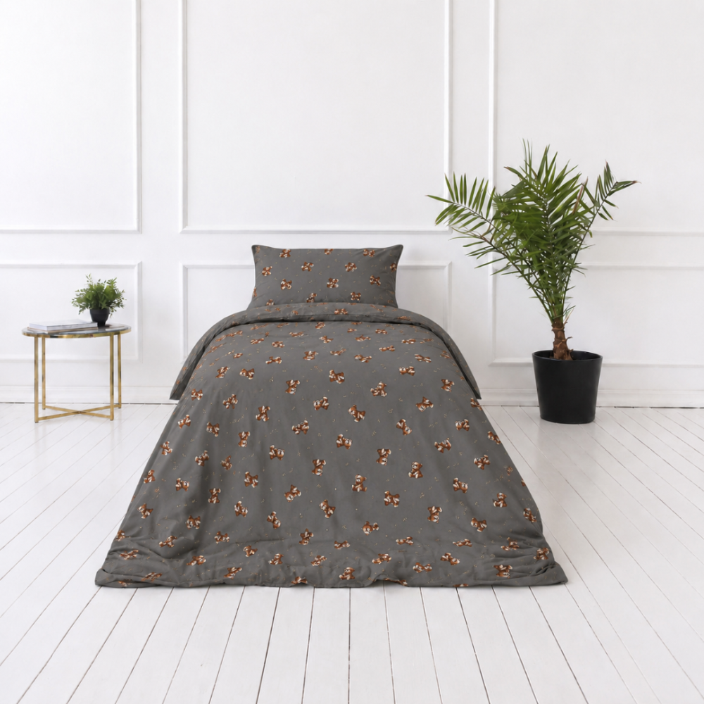 Laste voodipesukomplekt "Bear". Flanell voodipesu, 100x140 cm, 140x200 cm, 150x200 cm, 160x200 cm. Tume hallikaspruun voodipesukomplekt kaisukarude motiividega Laste voodipesukomplekt "Bear". Flanell voodipesu, 100x140 cm, 140x200 cm, 150x200 cm, 160x200 cm. Tume hallikaspruun voodipesukomplekt kaisukarude motiividega