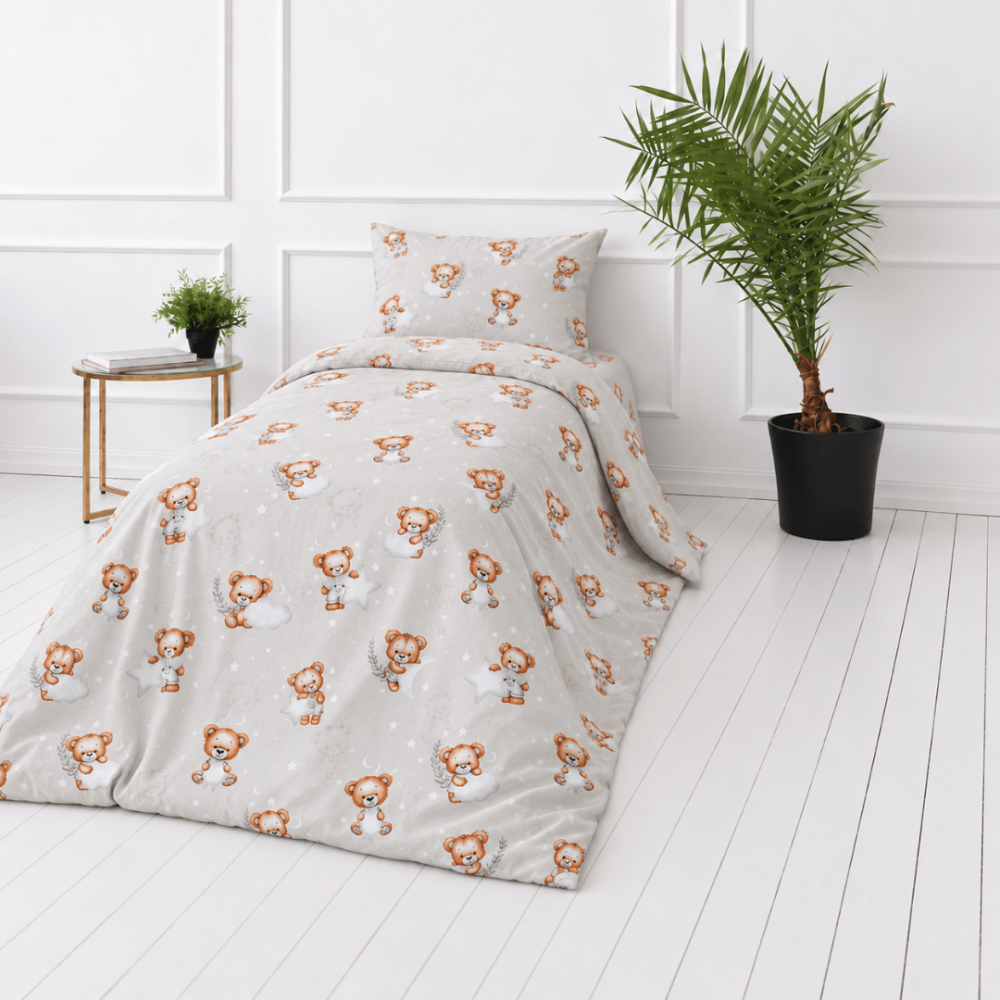 Laste voodipesukomplekt "Bear". Hall voodipesu, 100x140 cm, 140x200 cm, 150x210 cm, 160x200 cm. Helehall voodipesu karukeste piltide ja väikeste valgete tähtede mustriga.