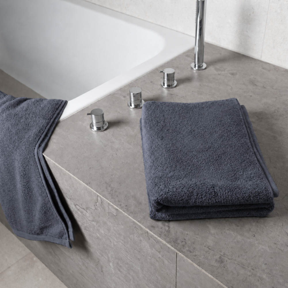 Vannitoa rätik „Grey towel“, 70x140 cm. Ühtlases hallis värvitoonis rätik peene pinnatekstuuriga