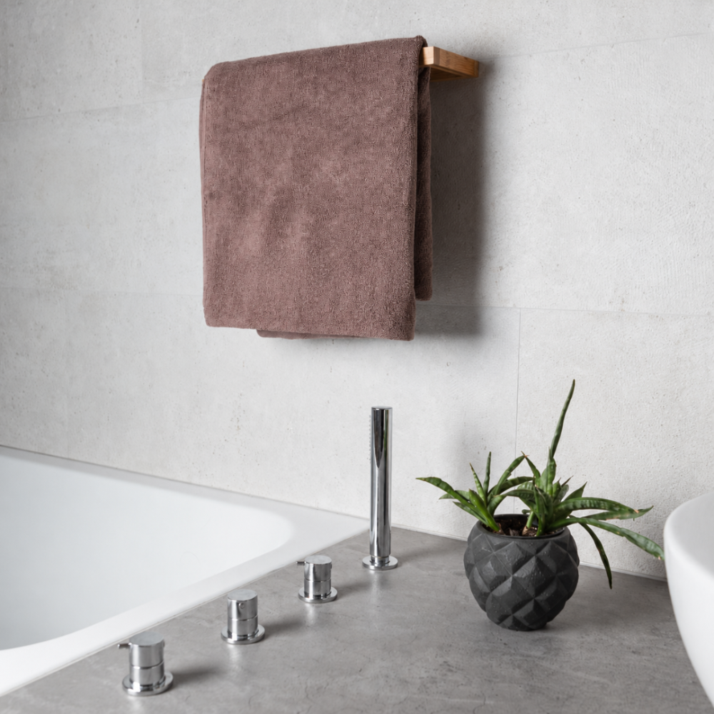 Vannitoa rätik „Light Brown towel“, 70x140 cm. Hallikaspruuni tooniga volditud rätik