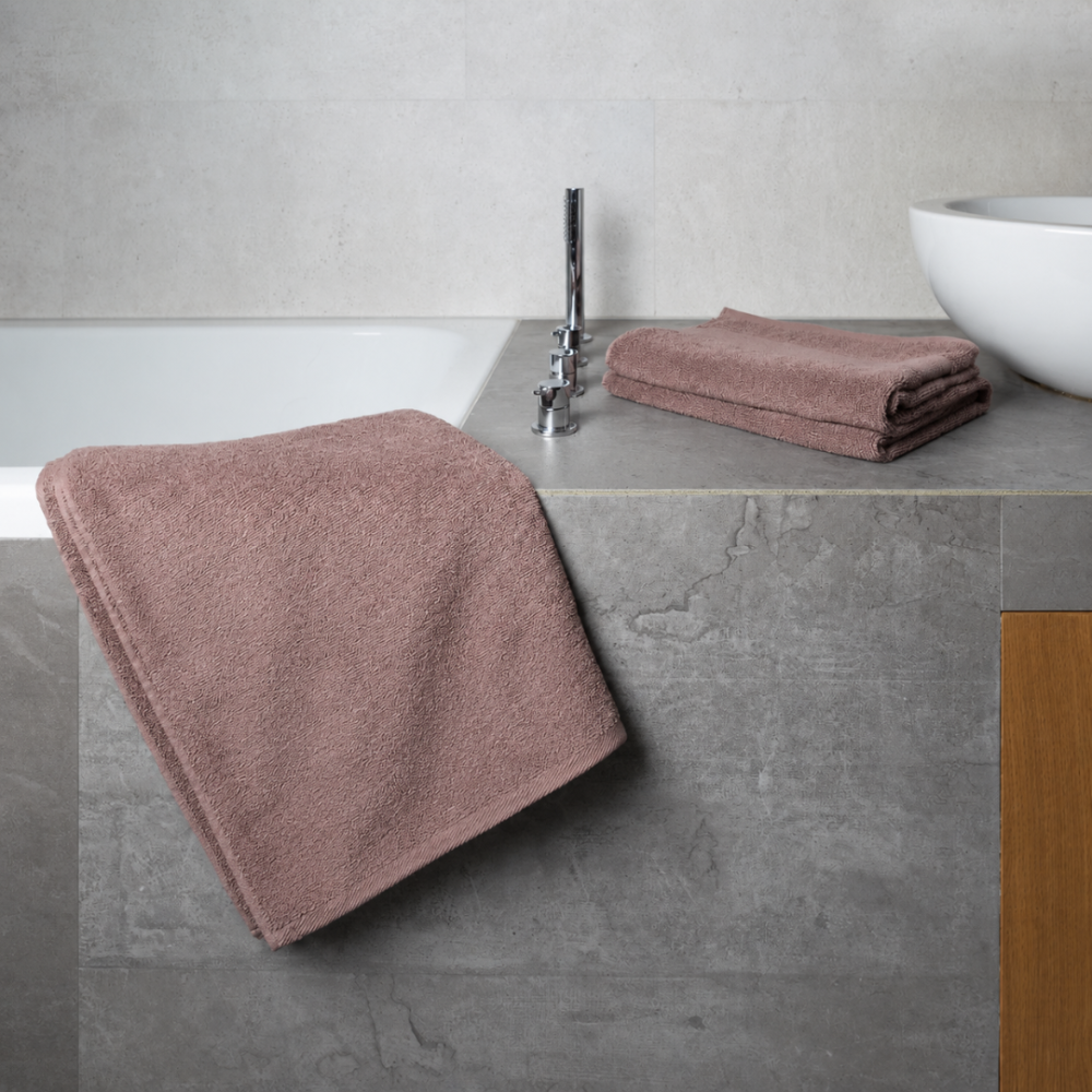 Vannitoa rätik „Light Brown towel“, 70x140 cm. Ühtlases pruunikashallis toonis rätik peene pinnatekstuuriga
