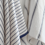 Vannitoa rätik „Marine Stripe“, 70x130 cm. Valge rätik õhukeste siniste joonte ja kontrastse äärega