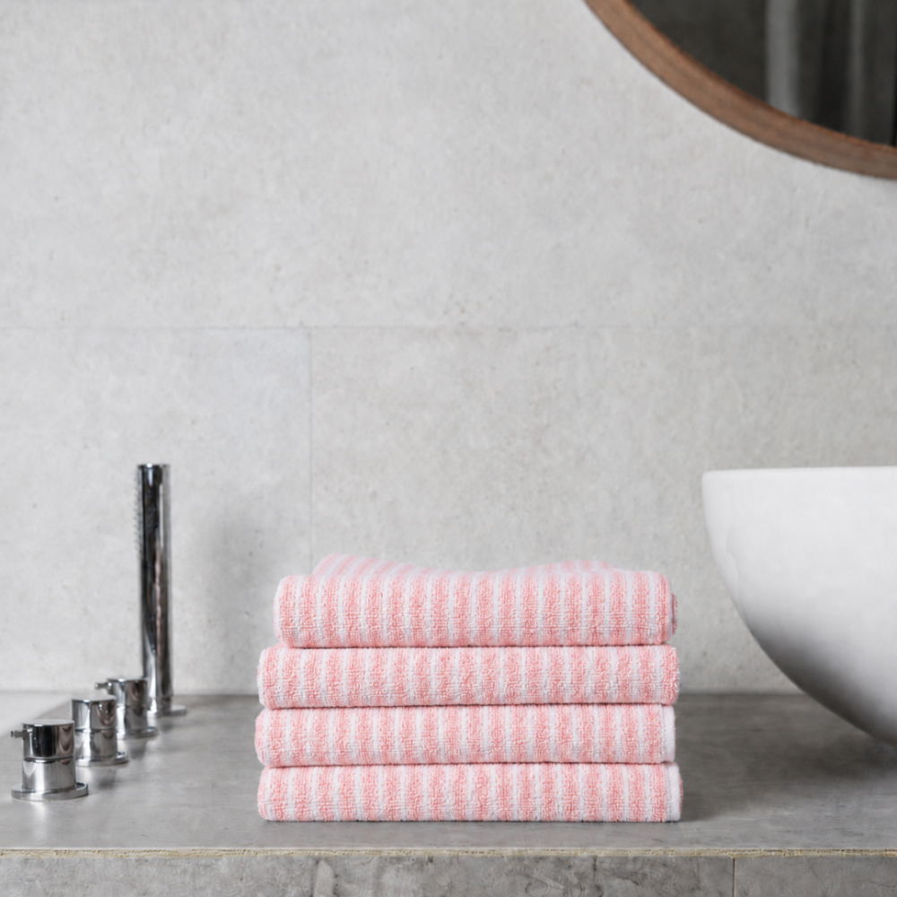 Vannitoa rätik „Pink Lines“, 70x140 cm. Roosa rätik õrna valgete horisontaalsete joonte mustriga Vannitoa rätik „Pink Lines“, 70x140 cm. Roosa rätik õrna valgete horisontaalsete joonte mustriga
